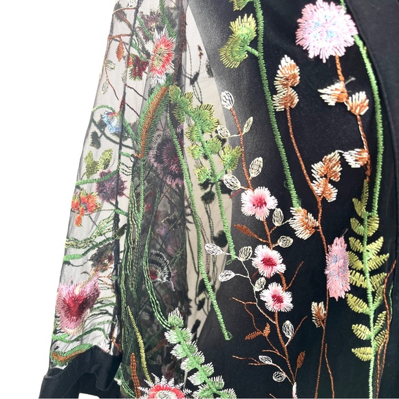 Kimono, botanical embroidery, beautiful detail. One size, new with tag. - Picture 4 of 12